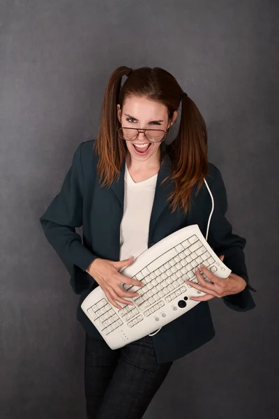 Nerdy dívka s klávesnicí — Stock fotografie
