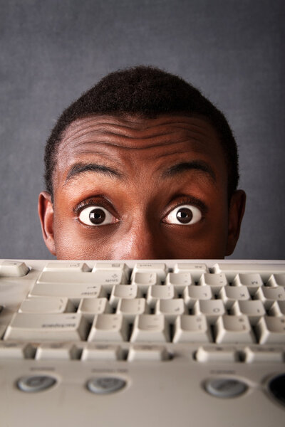 Удивительные глаза человека отменяют клавиатуру
