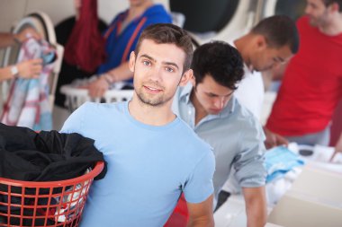 mavi gözlü man launderette