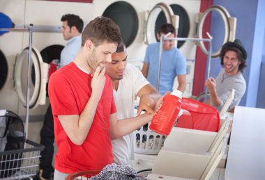 Çamaşırhanede karışmış erkeklerde