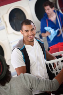 gülümseyen genç adam