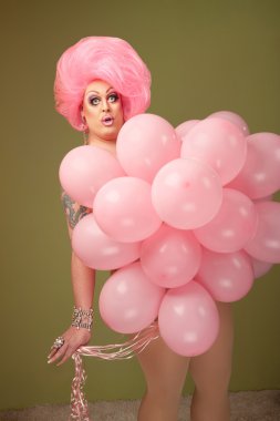 adam pembe balonlu sürükleyin