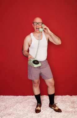 sinirli adam telefon