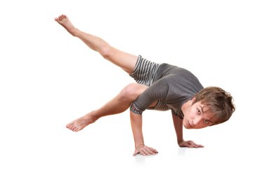 genç adam yogasana mu