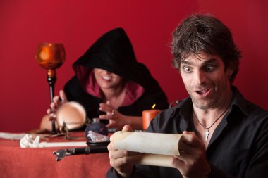 Dom gelukkig man met scroll
