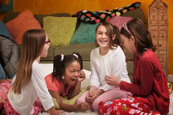 Küçük kızlar gülerek — Stok fotoğraf