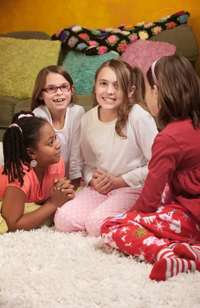 Quatro meninas em uma festa do pijama — Fotografia de Stock