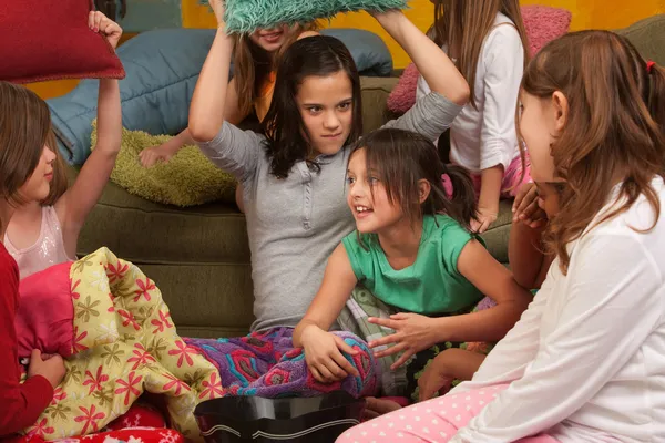 Petites filles Pillowfighting — Photo