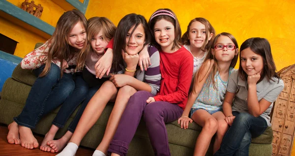 Группа молодых девушек — стоковое фото