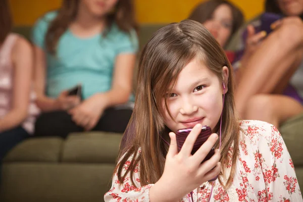 Bambina ascolta la musica — Foto Stock