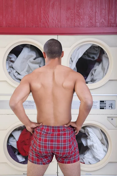 Hombre muscular en la lavandería — Foto de Stock