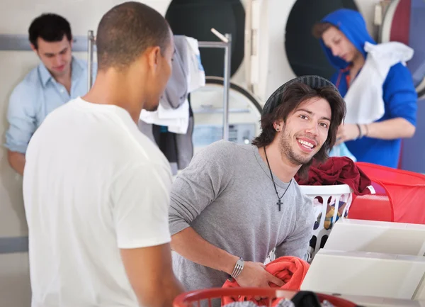 Sorrindo homem na lavanderia — Fotografia de Stock