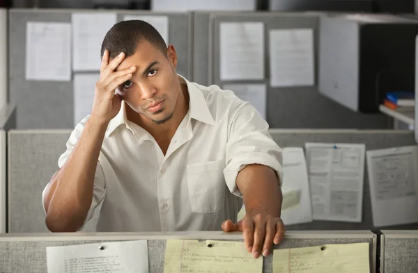 Trabajador de oficina masculino sobrecargado — Foto de Stock