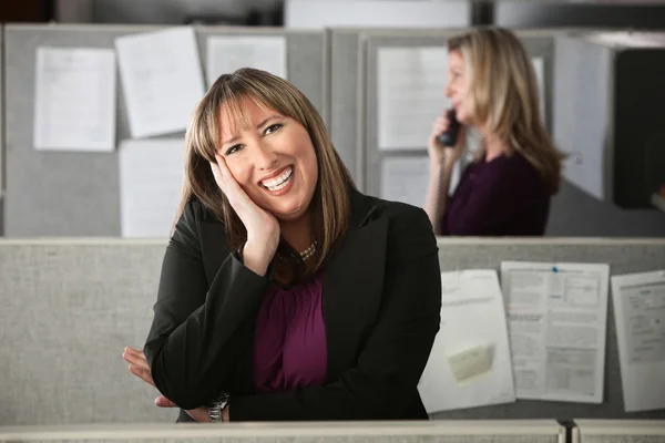 Ευτυχισμένη γυναίκα υπάλληλος γραφείου — Φωτογραφία Αρχείου