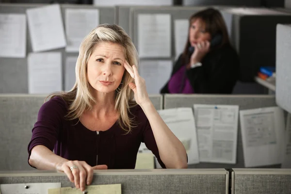 Donna in ufficio con mal di testa — Foto Stock
