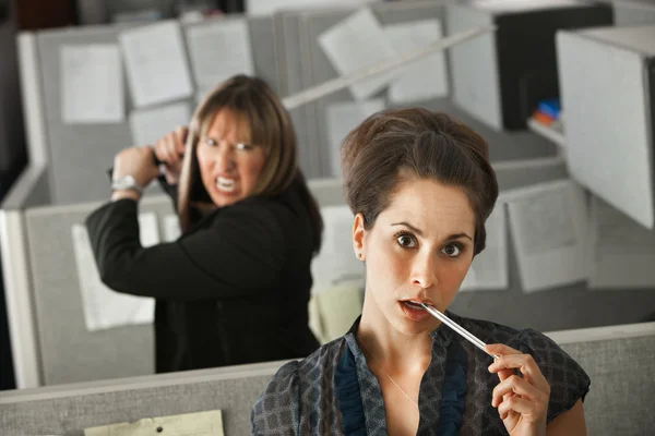 Büroangestellte angegriffen — Stockfoto