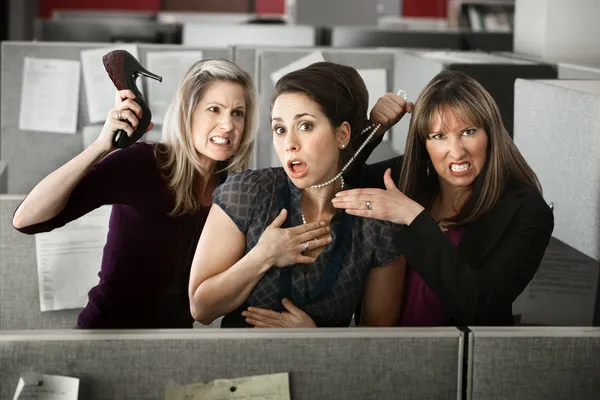 Tres mujeres peleando en el cargo — Foto de Stock