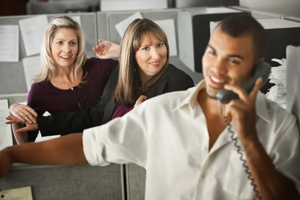 Mulheres flertando com colegas de trabalho — Fotografia de Stock