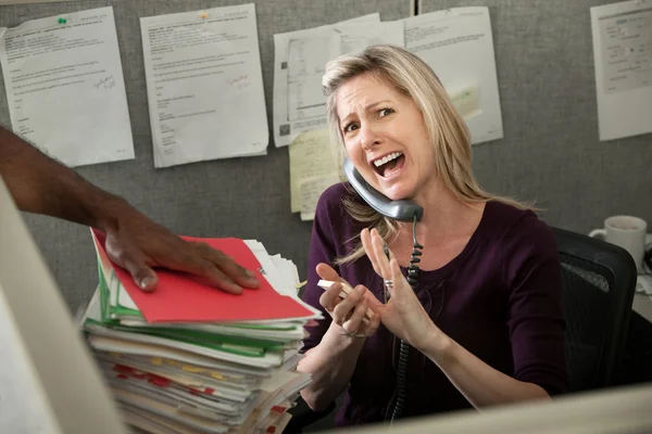 Büroangestellte brüllt am Telefon — Stockfoto