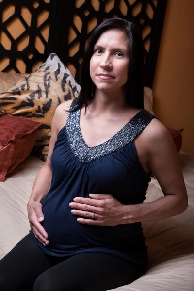 妊娠中のお母さんをリラックス — ストック写真