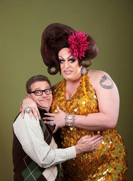 Nerd abbraccia una drag queen — Foto Stock