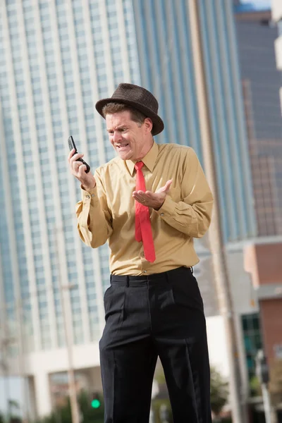 Расстроенный бизнесмен с мобильным телефоном — стоковое фото