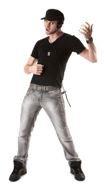 adam onun hava gitar çalıyor.