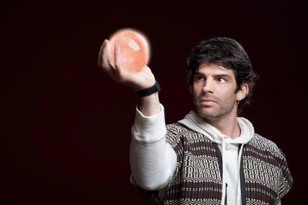 Hombre sostiene una bola de cristal —  Fotos de Stock