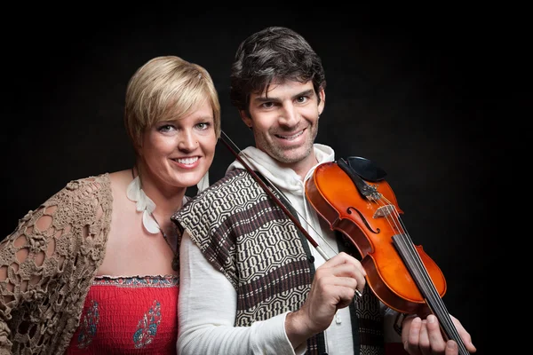 Couple With Violin — Stock Photo, Image