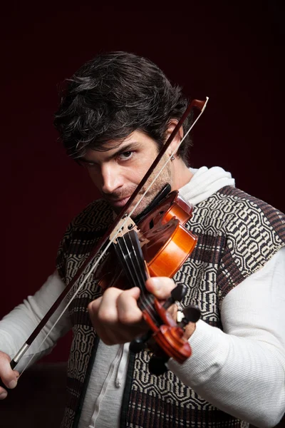 男は彼のバイオリンを果たしています。 — ストック写真