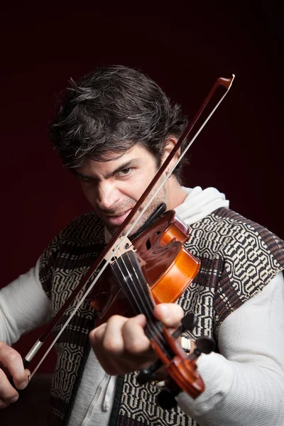 Hombre tocando el violín —  Fotos de Stock