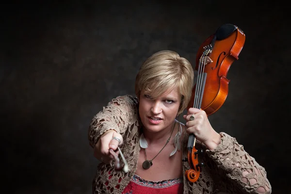 Une femme attrape un violon — Photo