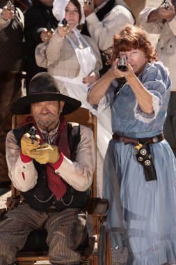 Eski şehirde yaşlı gunfighters