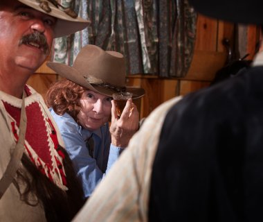 bir içki ile toasting cowgirl