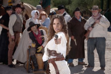 meydan okuyan cowgirl işaretleme silahı.