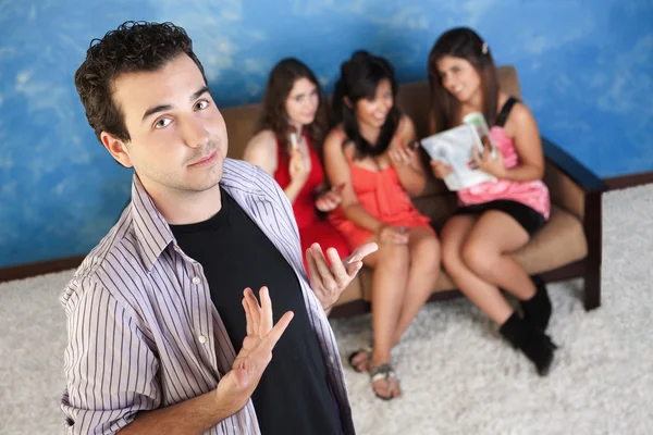 Arrogant jongeman met vriendinnen — Stockfoto