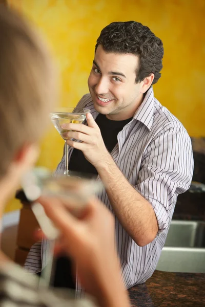 Junger mann mit martini — Stockfoto