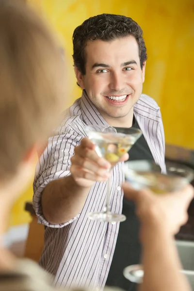 Zwei Männer stoßen mit Martinis an — Stockfoto