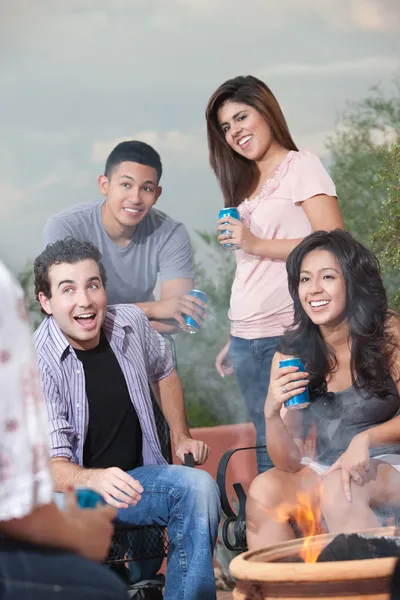 Adolescentes pasando el rato en una barbacoa — Foto de Stock