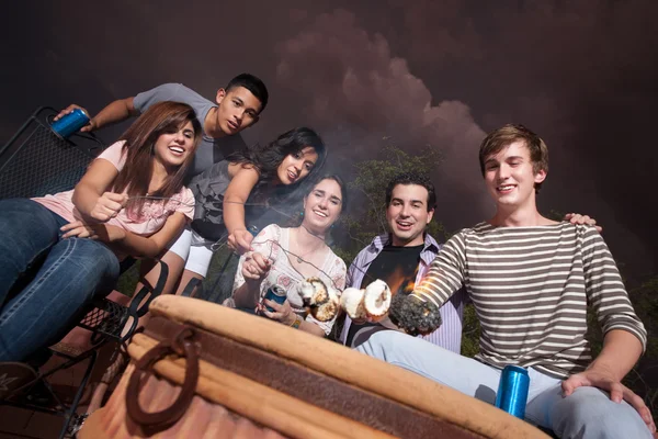 Teens assado Marshmallows — Fotografia de Stock