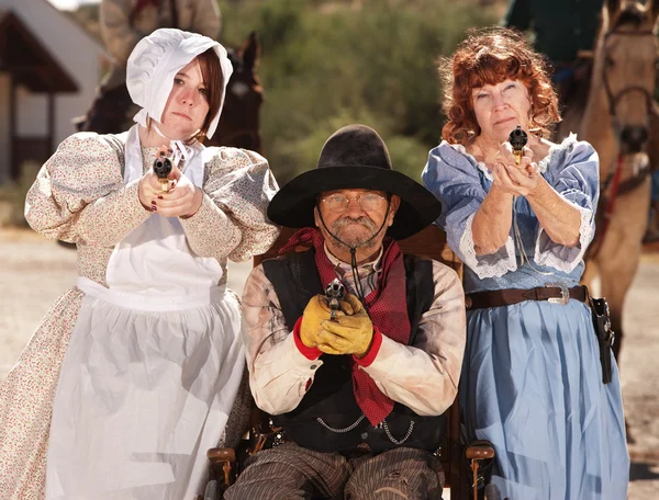 Damas y Vaquero Armados en Silla de Ruedas — Foto de Stock