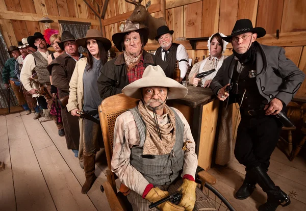 Grupo sério de pessoas em Old West Tavern — Fotografia de Stock