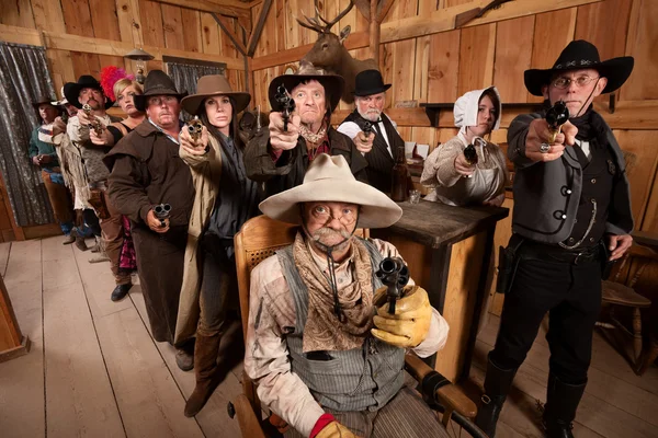 Tuffa människor med vapen i gammal saloon — Stockfoto