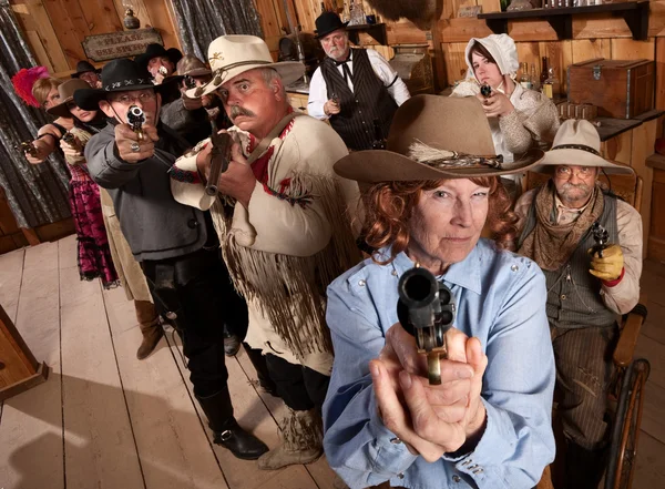 Groep van cowboys punt geweren in bar — Stockfoto