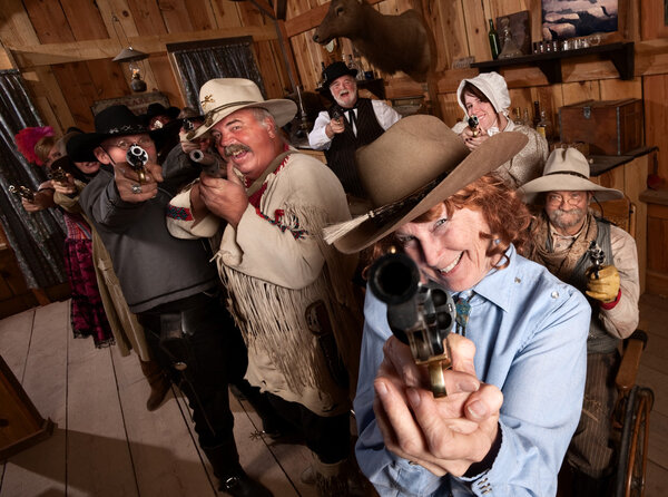 Улыбаясь, пожилая женщина набирает очки
