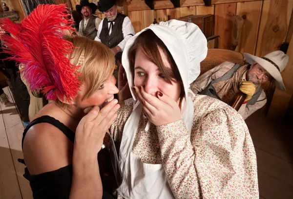 Gossiping Senhoras com bisbilhotar Cowboy — Fotografia de Stock