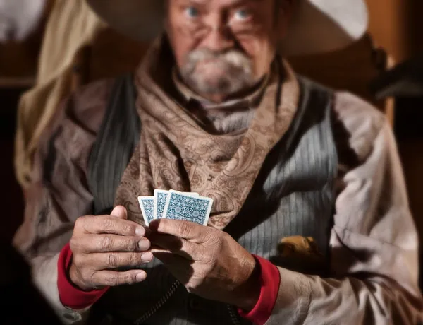 Jogador de cartas blefando — Fotografia de Stock