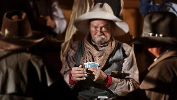 Jogador de cartas blefando — Fotografia de Stock