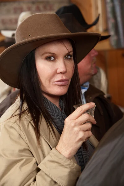 Cowgirl houden een schot in een bar — Stockfoto