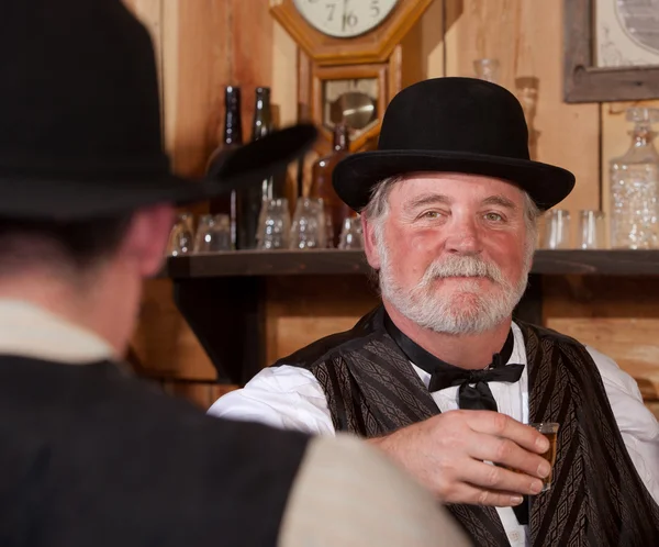 Glücklicher Barkeeper im Westernsalon — Stockfoto
